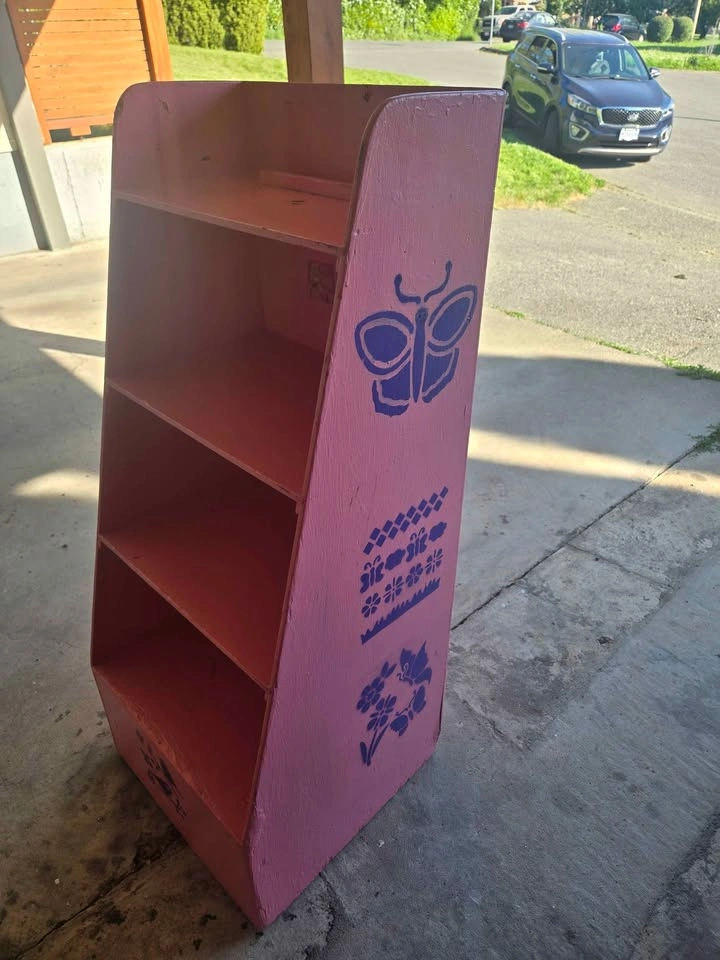 Cute pink wooden shelf with stenciled designs - photo 2