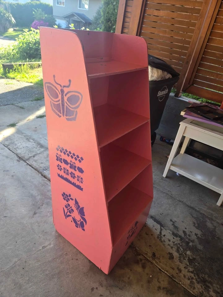 Cute pink wooden shelf with stenciled designs - photo 3