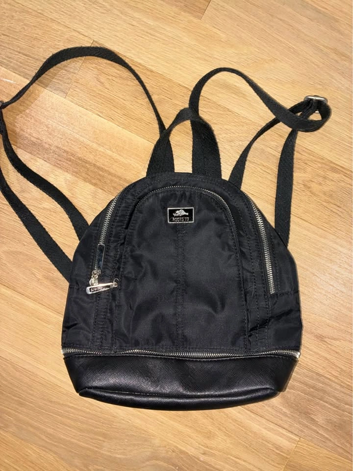 EUC Women’s purse/backpack - photo 2