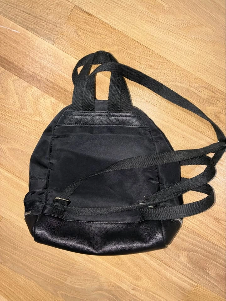 EUC Women’s purse/backpack - photo 3