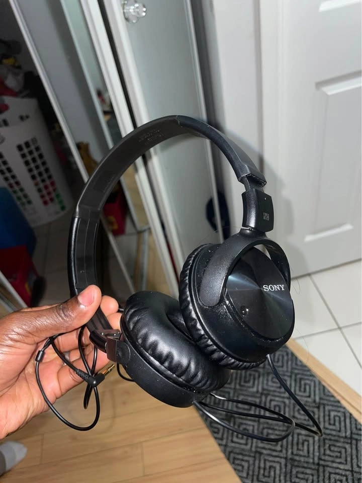Sony Headphones - photo 2