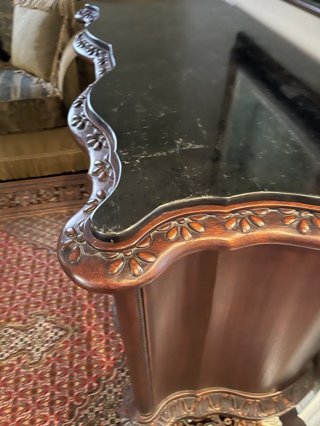 Hooker Furniture Mahogany Serpentine Chest – Designer Piece - photo 2