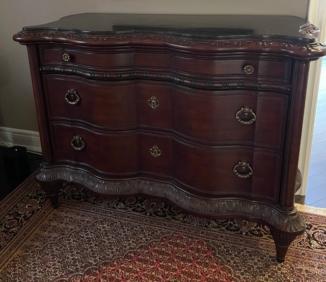 Hooker Furniture Mahogany Serpentine Chest – Designer Piece - photo 5