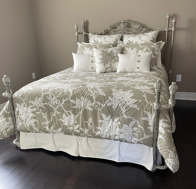 Designer Queen Bed – Metal Frame – Elegant Silhouette