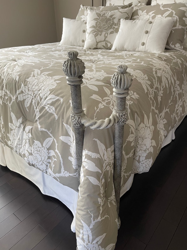 Designer Queen Bed – Metal Frame – Elegant Silhouette - photo 2