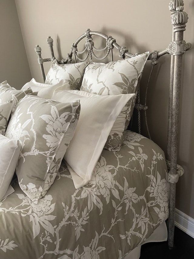 Designer Queen Bed – Metal Frame – Elegant Silhouette - photo 3