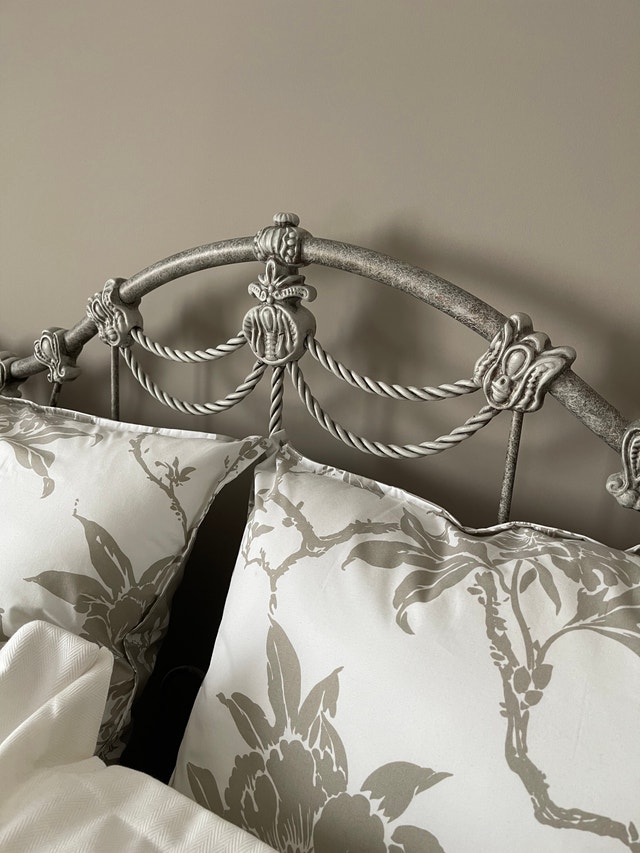 Designer Queen Bed – Metal Frame – Elegant Silhouette - photo 4