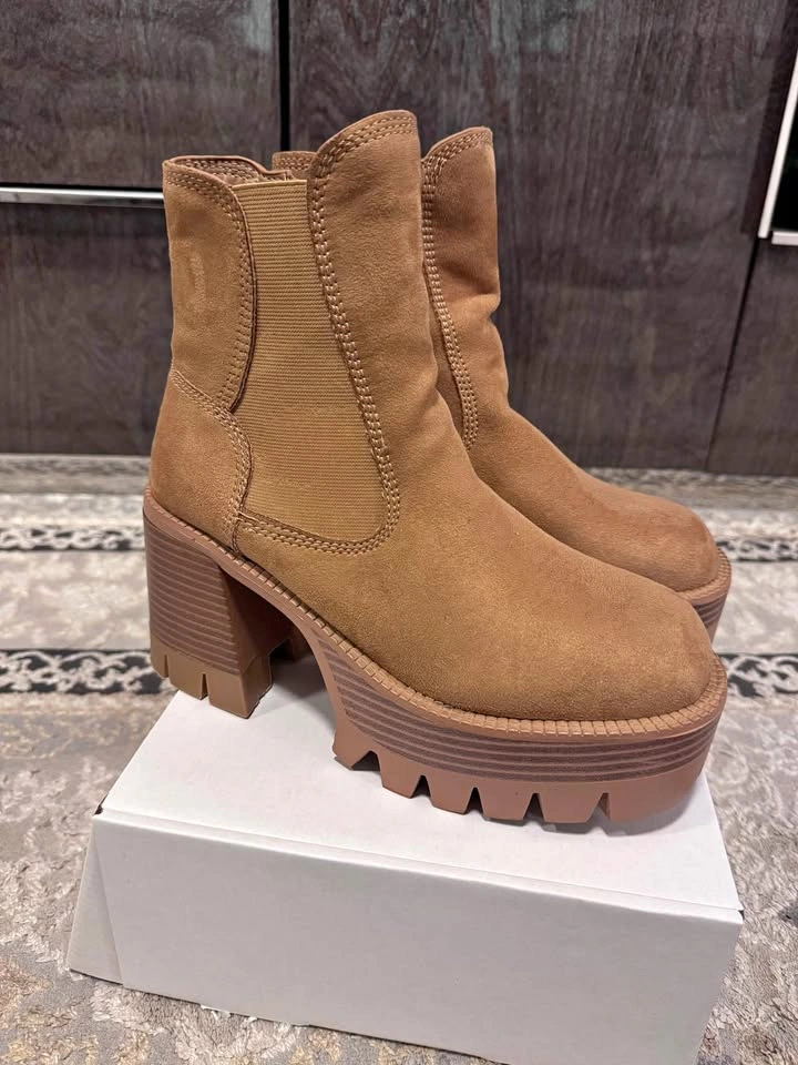 Chunky Heel Platform Chelsea Boots - Like New! 🤎 Size 7