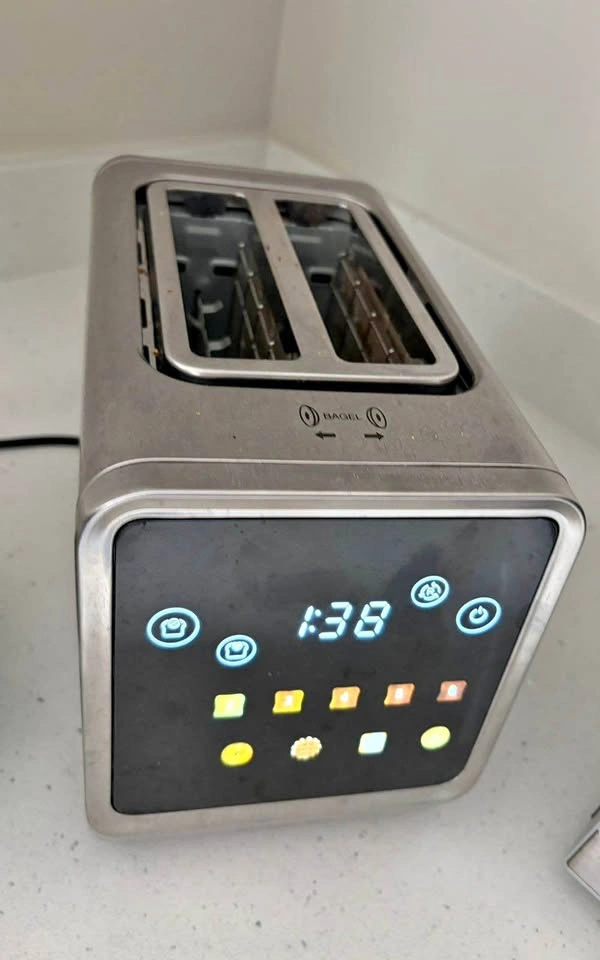 Bread toaster