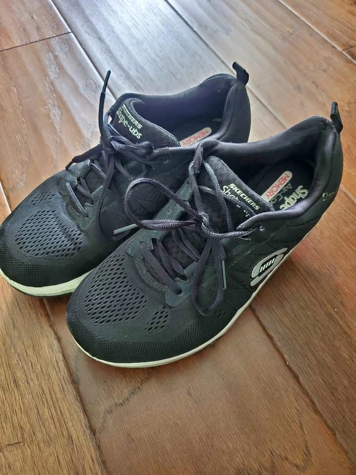 Skechers Shape-ups Air-Cooled Memory Foam Sneakers US 8.5