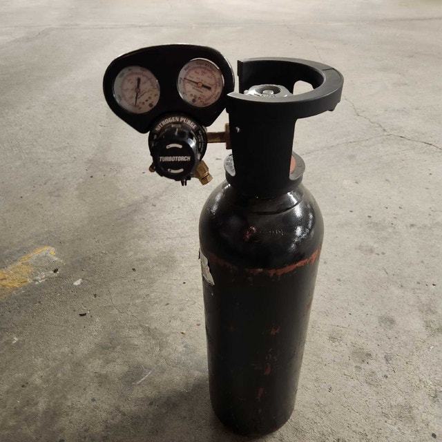 Nitrogen tank with gauge