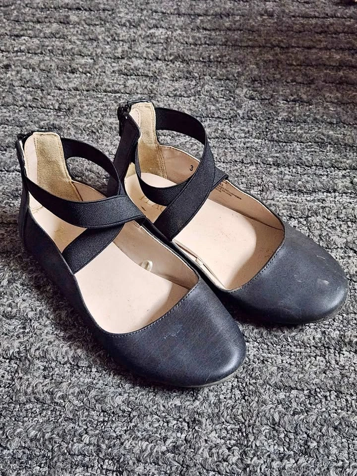 The children's place criss cross black ballet shoes size 3