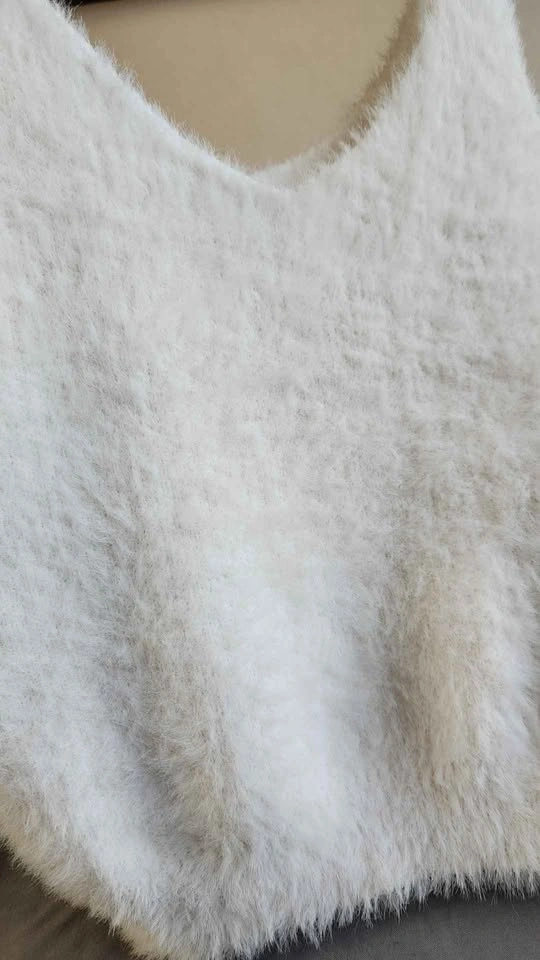 La Vie En Rose White Fuzzy V-Neck Crop Top S/P - photo 3
