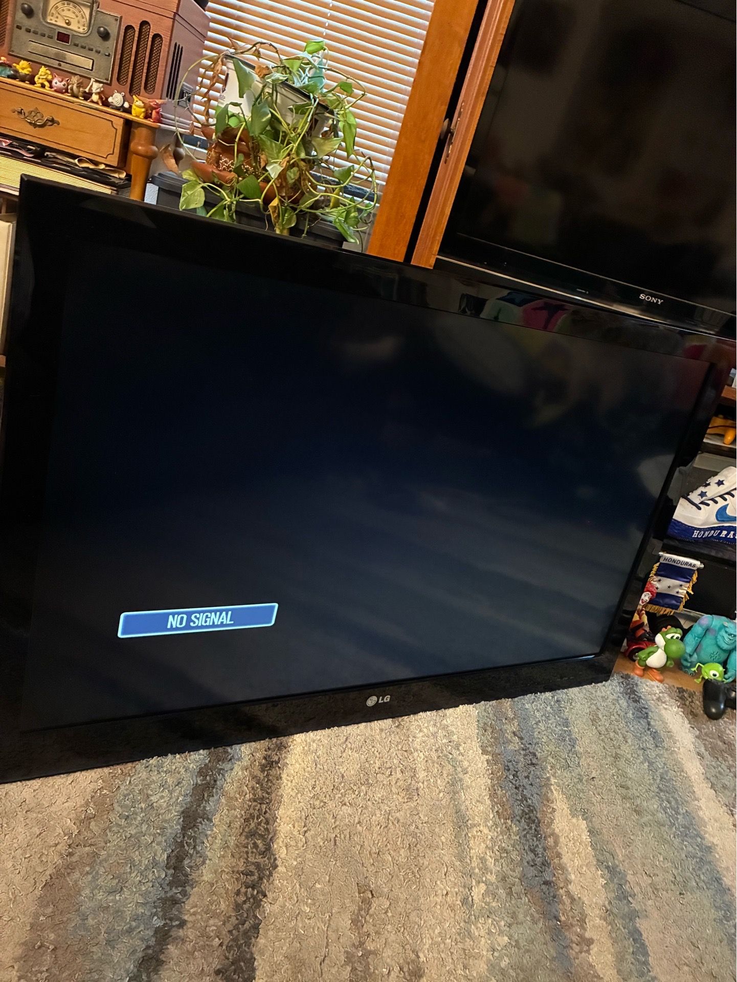 LG 42 inch TV w/o remote