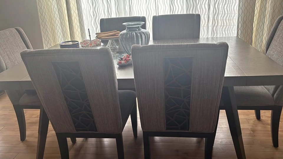 Luxurious Dining Table with 6 Seats