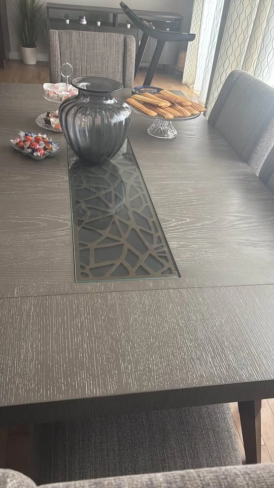 Luxurious Dining Table with 6 Seats - photo 2