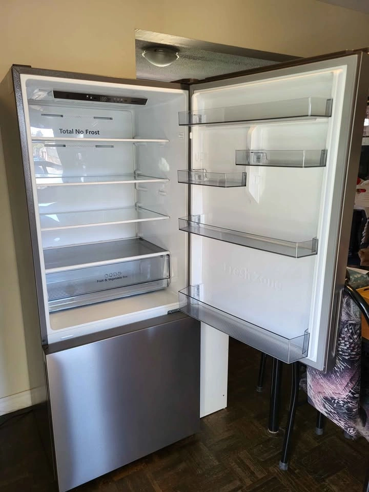 Hisense Bottom Freezer Refrigerator - photo 2