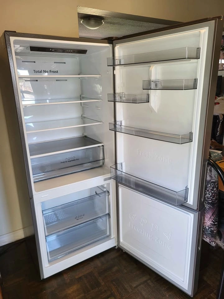 Hisense Bottom Freezer Refrigerator - photo 3