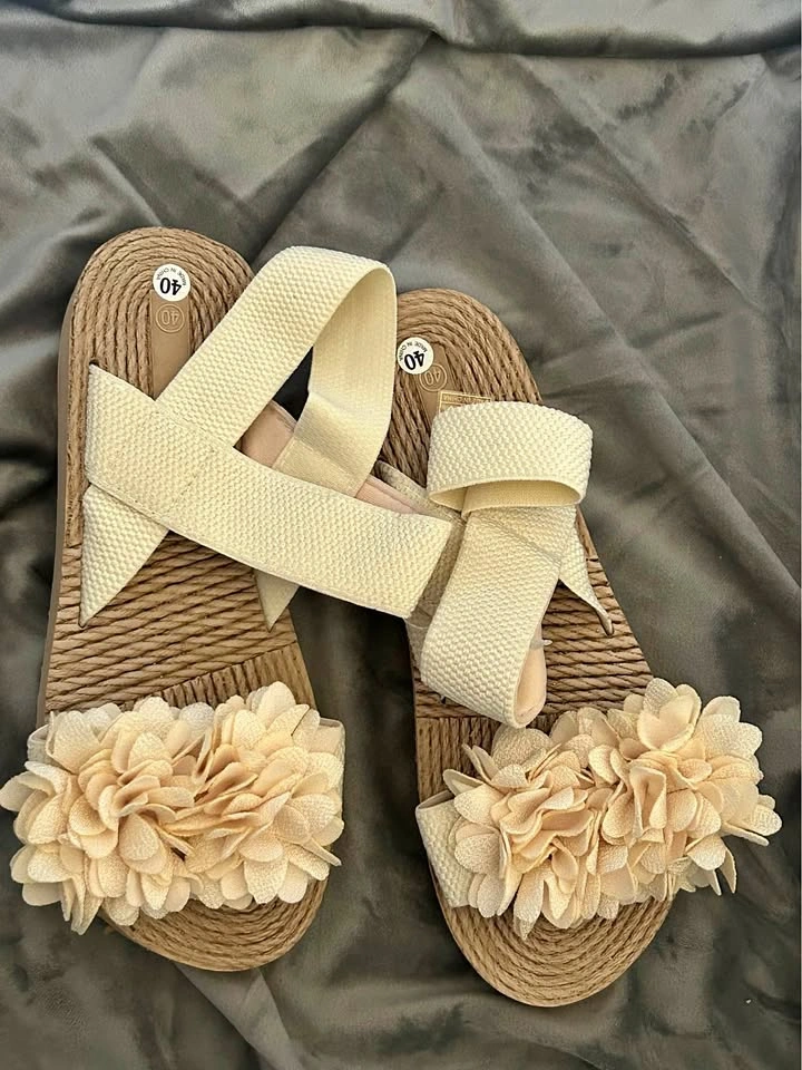 Sandals size 10