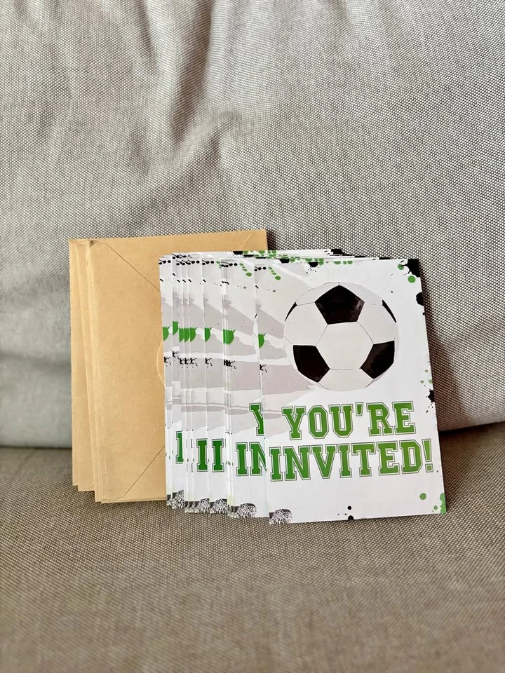 Pack of 20 Soccer Themed Birthday Party Invitations