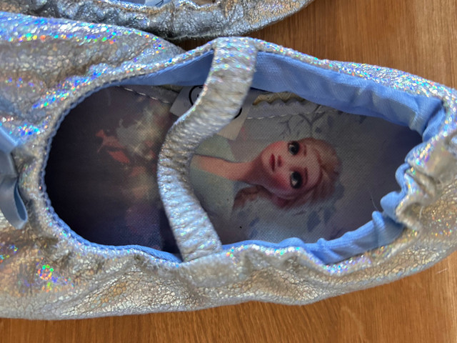 Frozen slippers girls size 10-11.5 - photo 3