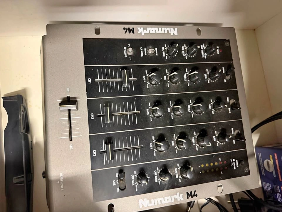 Numark M4 - Audio/ DJ Mixer