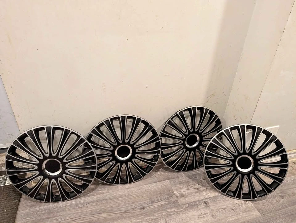 Like new set of 17 inch Hub Caps in box condition.