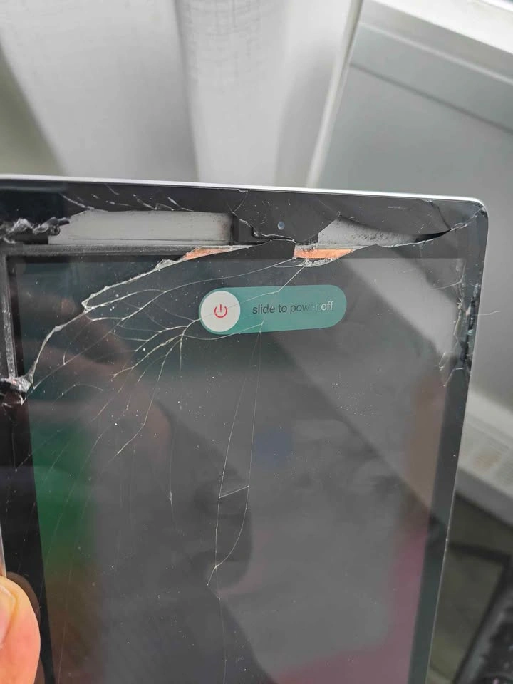 iPad 6th Gen - photo 2