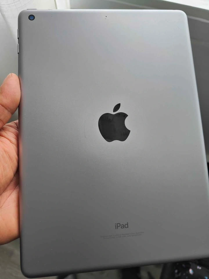 iPad 6th Gen - photo 3