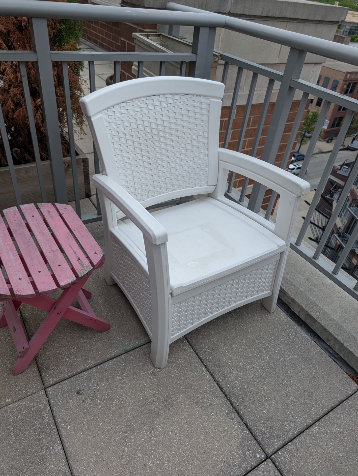 2 Suncast Commercial Elements Club Chair With Storage