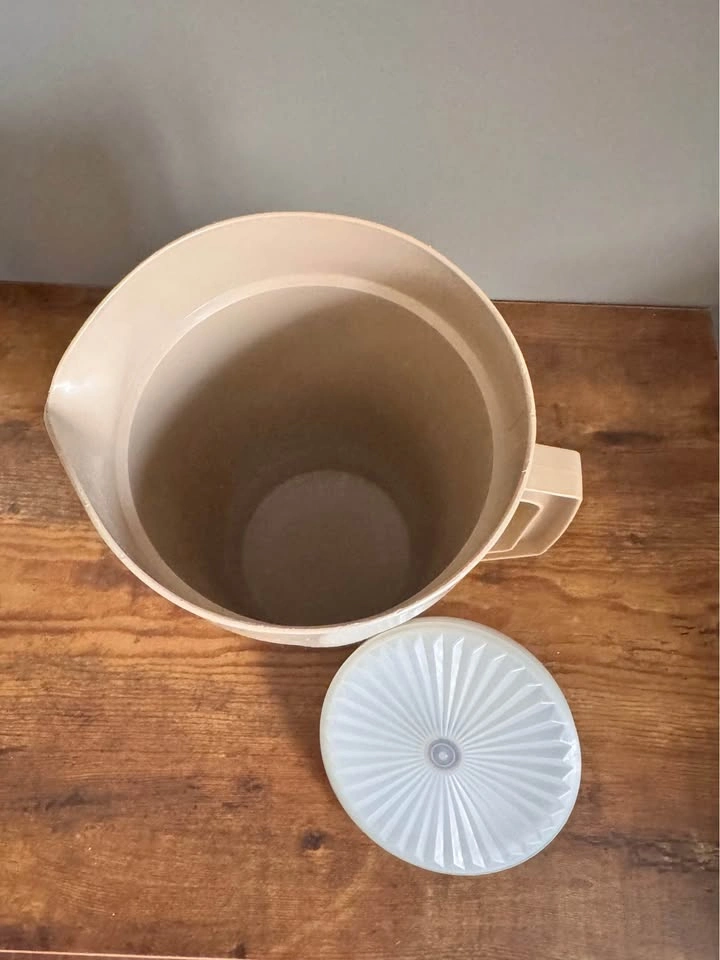 Vintage Tupperware Pitchers - photo 2