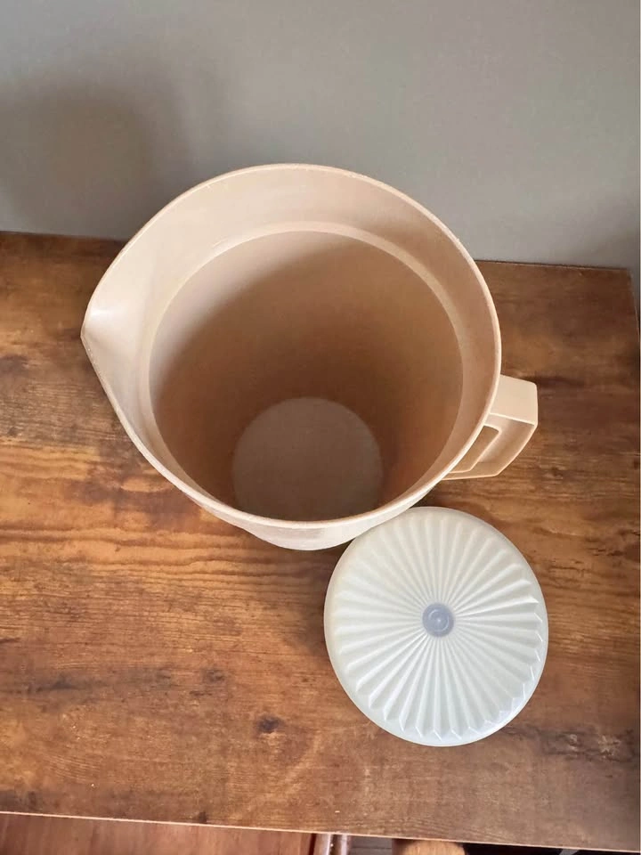 Vintage Tupperware Pitchers - photo 4