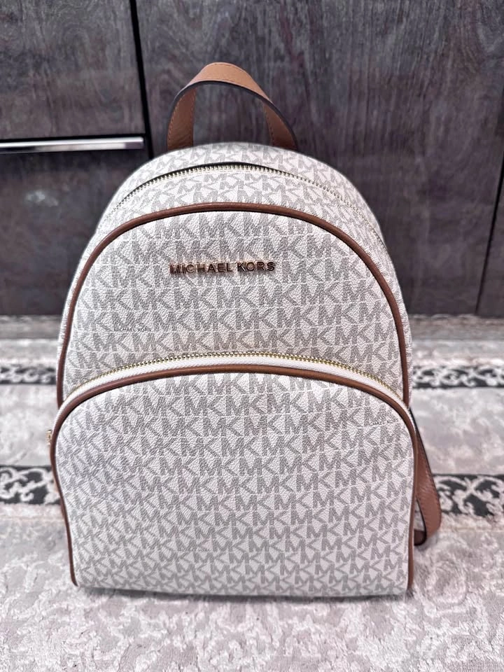 Brand New Michael Kors Abbey Medium Backpack – Vanilla/Acorn 🎒✨