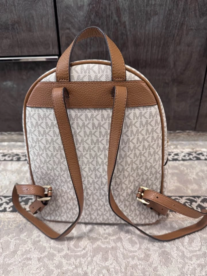 Brand New Michael Kors Abbey Medium Backpack – Vanilla/Acorn 🎒✨ - photo 2
