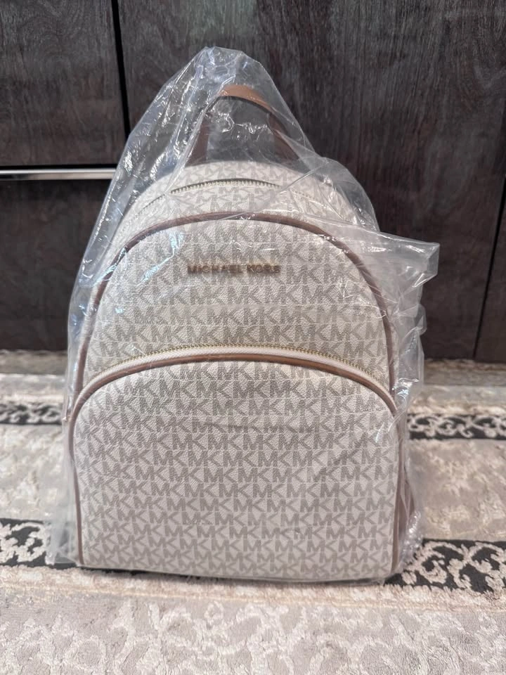 Brand New Michael Kors Abbey Medium Backpack – Vanilla/Acorn 🎒✨ - photo 4