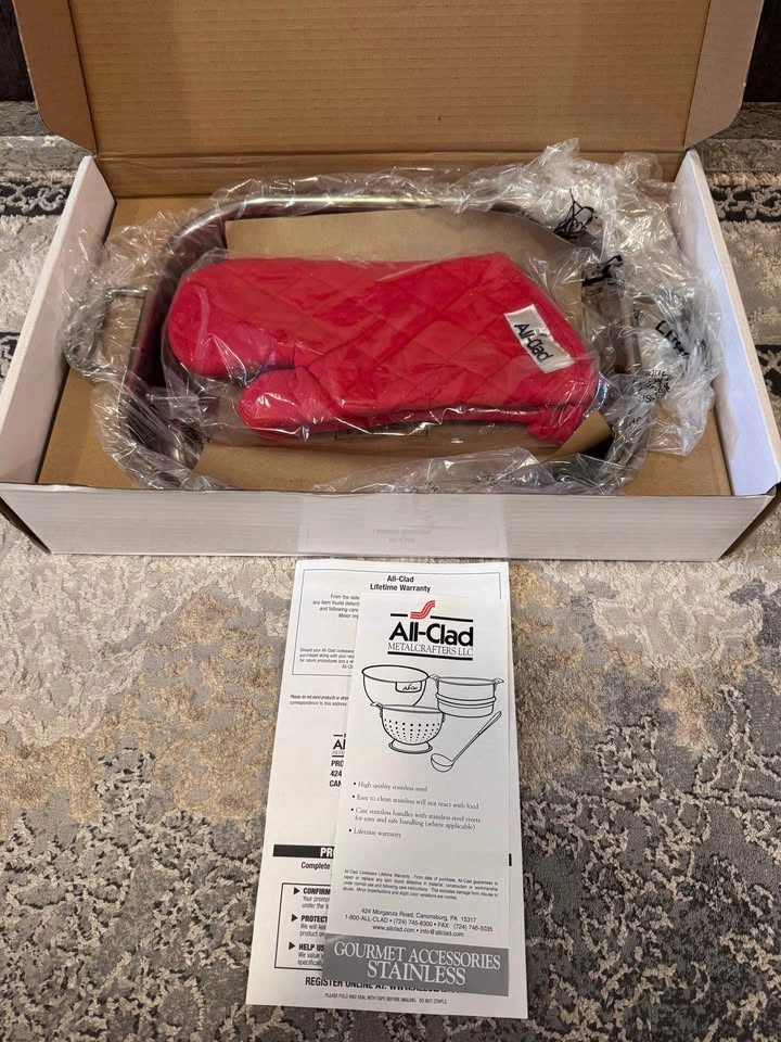 Brand New All-Clad Lasagna Pan Set + Oven Mitts 🔥 - photo 3
