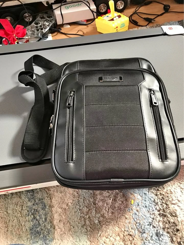Kenneth Cole Tablet Carrying Bag