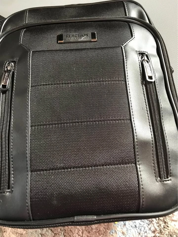 Kenneth Cole Tablet Carrying Bag - photo 3