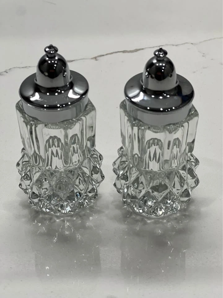 Vintage Indiana Glass Salt & Pepper Shakers - Diamond Point - photo 2