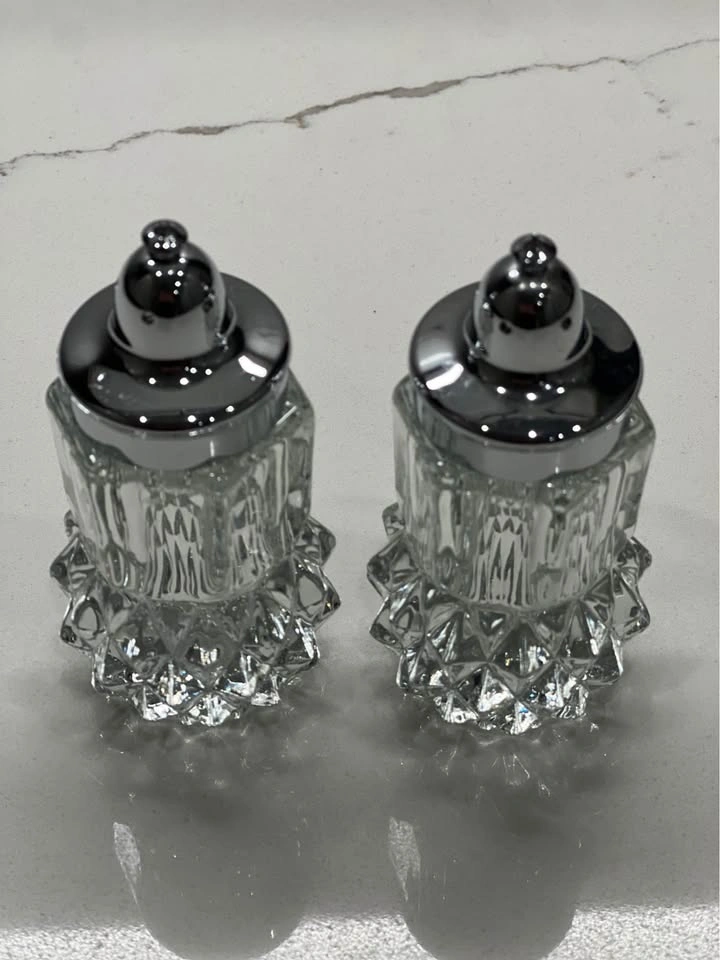 Vintage Indiana Glass Salt & Pepper Shakers - Diamond Point - photo 3