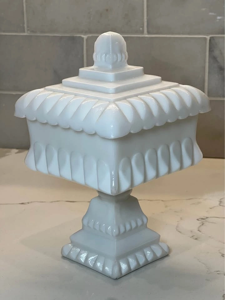 Mid 20th Century Westmoreland Milk Glass Wedding Box - photo 2