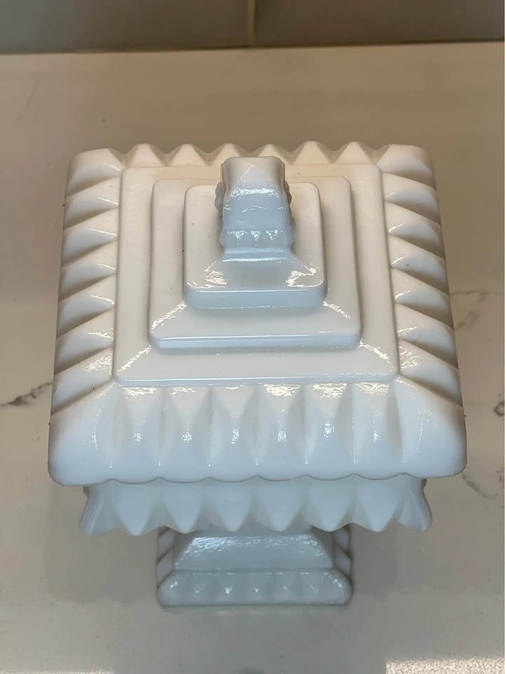 Mid 20th Century Westmoreland Milk Glass Wedding Box - photo 3