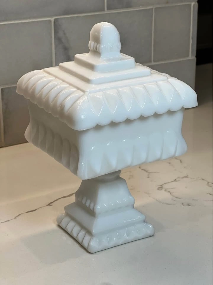 Mid 20th Century Westmoreland Milk Glass Wedding Box - photo 4