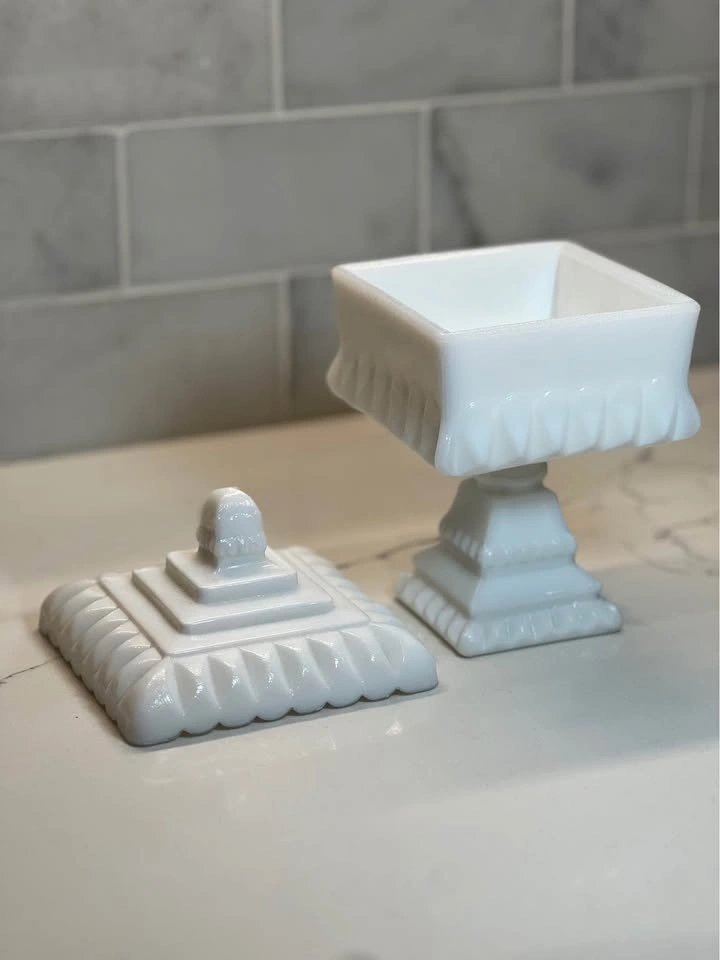 Mid 20th Century Westmoreland Milk Glass Wedding Box - photo 5