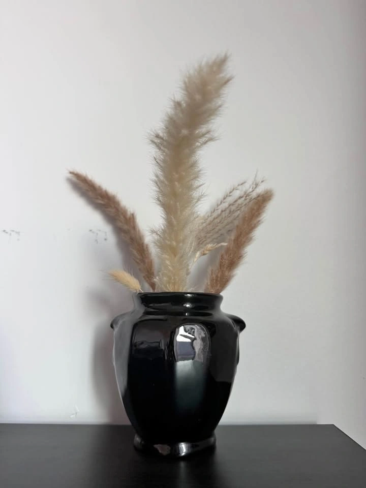 BLACK VASE WITH PAMPAS GRASS