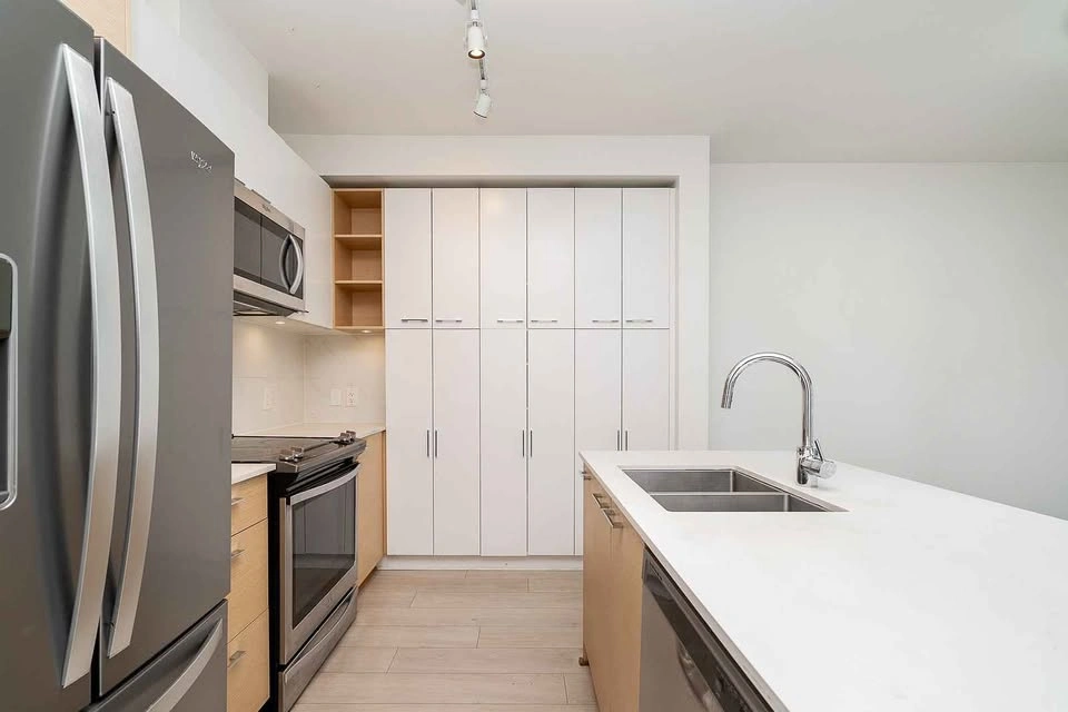 2 Beds 2 Baths Apartment in Surrey - photo 4