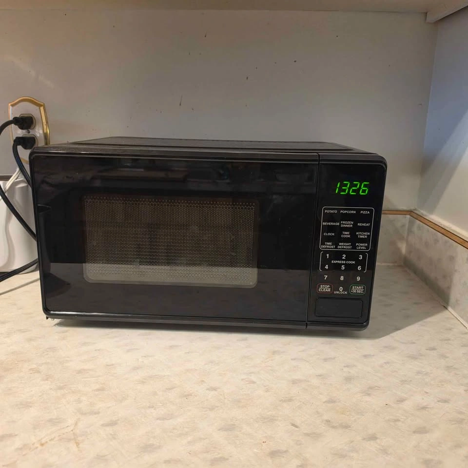 Mainstays Black 0.7 cu ft Countertop Microwave