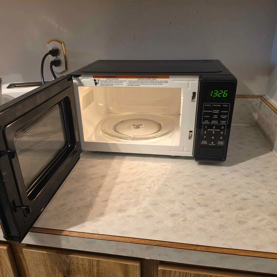 Mainstays Black 0.7 cu ft Countertop Microwave - photo 2