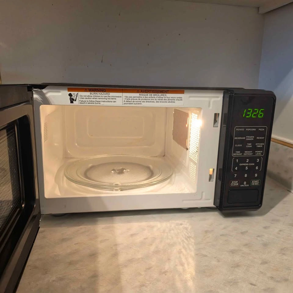 Mainstays Black 0.7 cu ft Countertop Microwave - photo 3