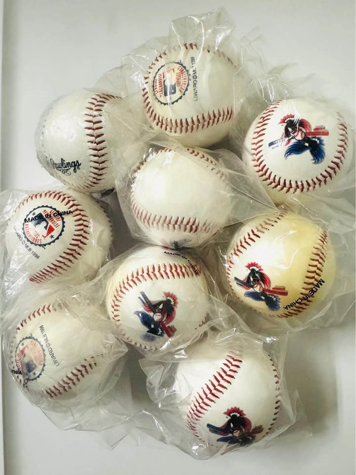 Vintage 1989 Montreal Expos Souvenir Baseballs - Lot of 9 - photo 2